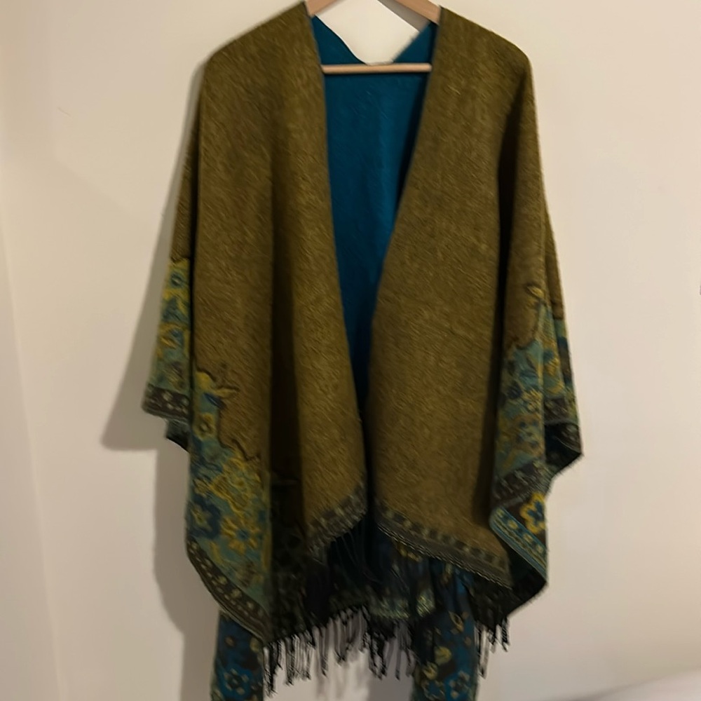 Cozy, Soft, Floral Reversible Poncho/Cape with Fringe Oversized One Size - Picture 2 of 8
